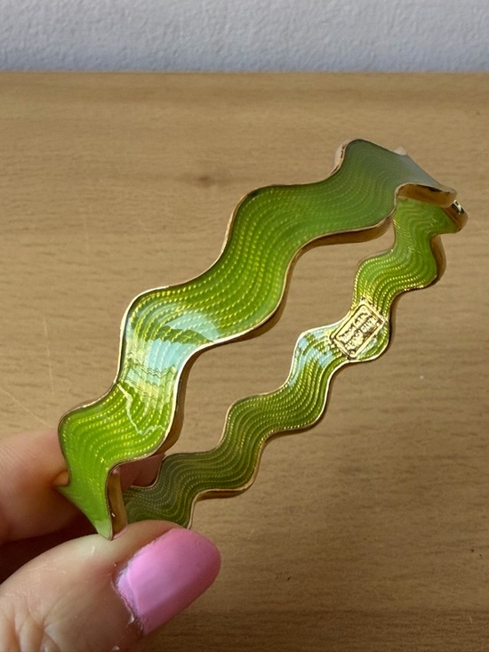 KATE SPADE NEW YORK AVOCADO GREEN ENAMEL WAIVY BANGLE BRACELET GOLD TONE METAL - Picture 16 of 16